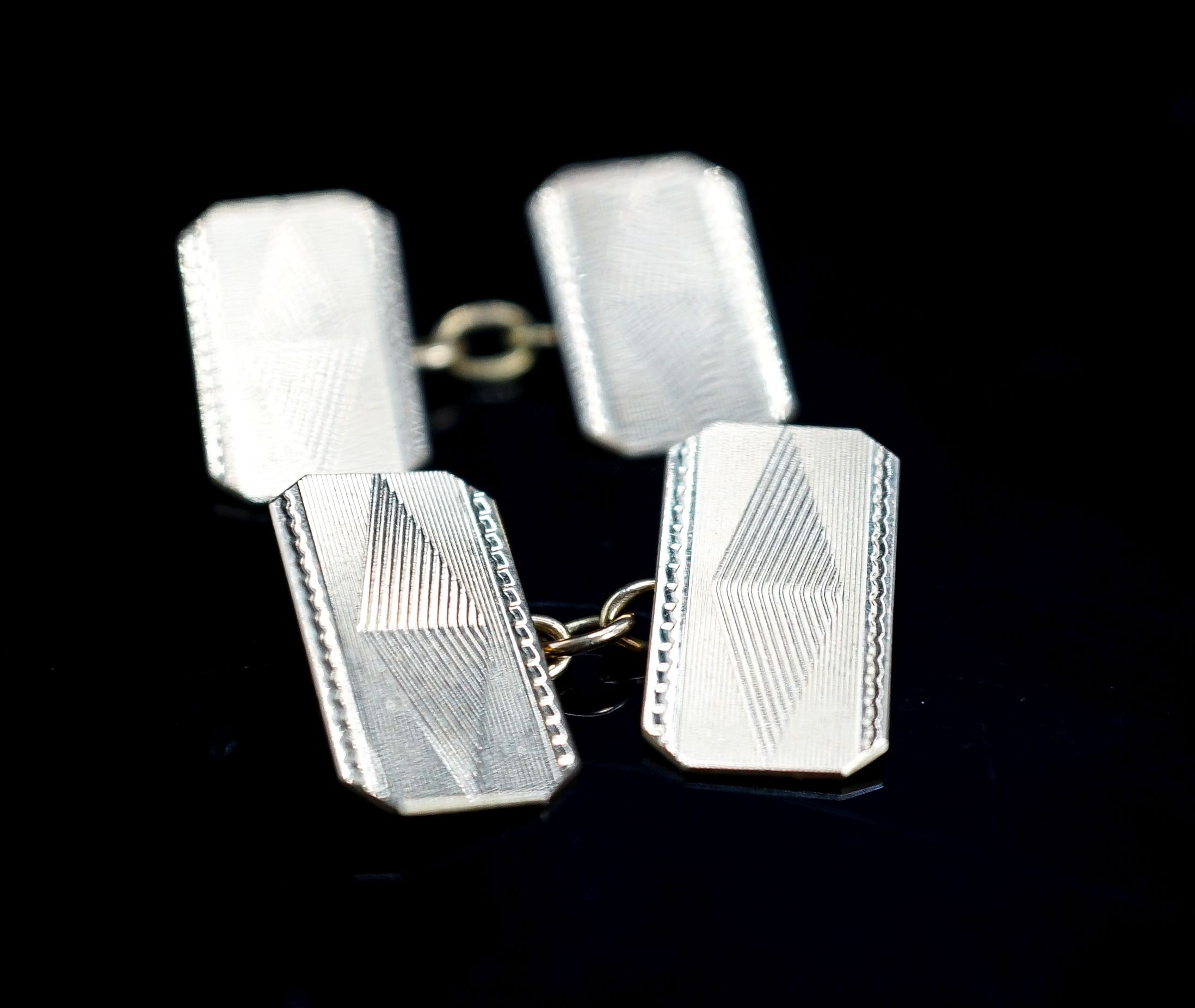 A pair of 18ct gold cufflinks, 8.5 grams.